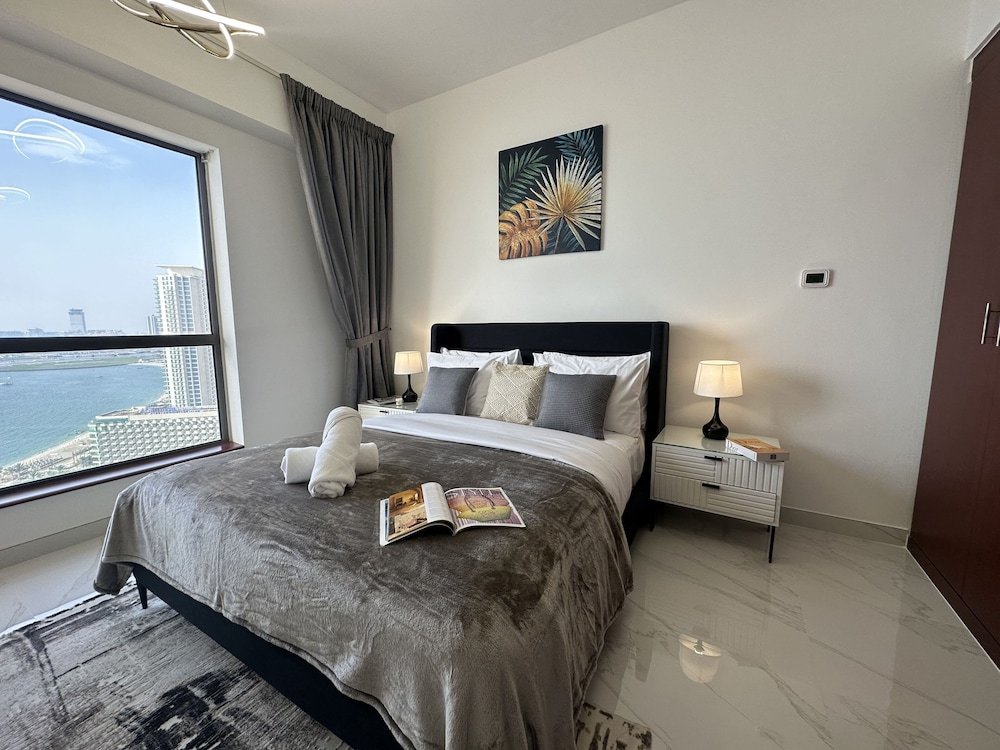 Дубай: Manzil - Modern 3BR Home in JBR, Beach Front