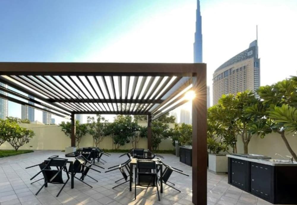 Дубай: Lavish 2BR in Downtown Views Close to Dubai Mall Burj Khalifa
