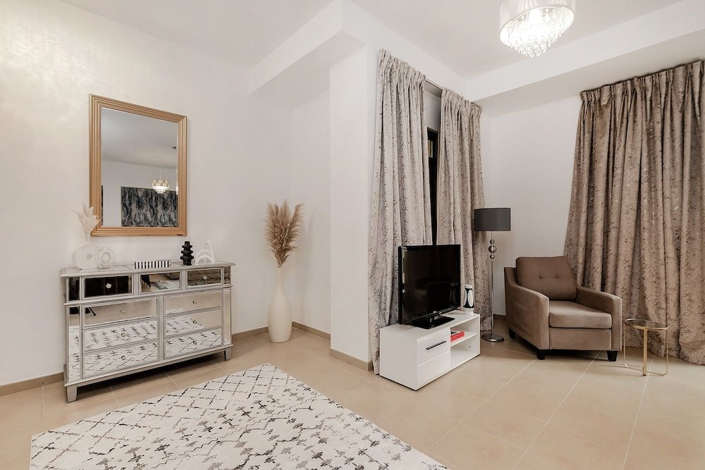 Дубай: 2BR apartment 2 minutes to beach Amwaj 4