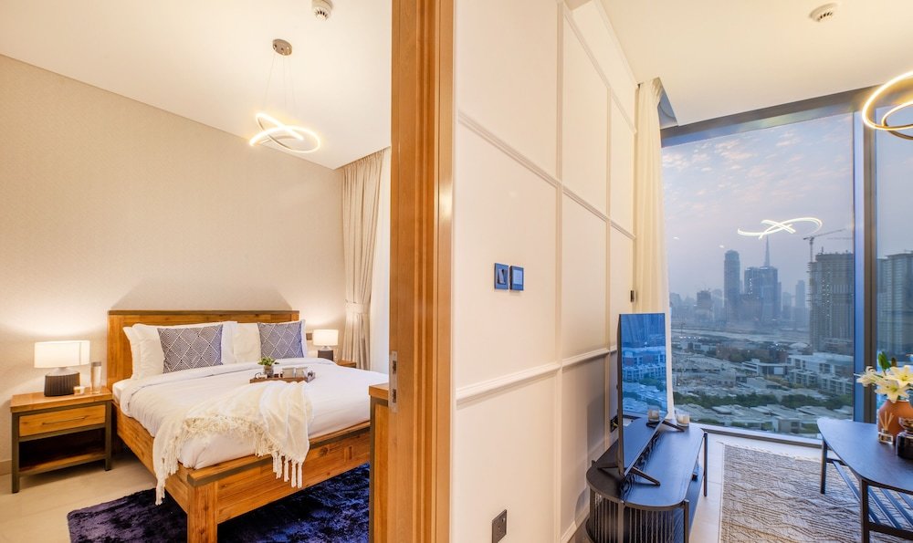Дубай: Manzil - Sleek 1BR nr Downtown w Burj views