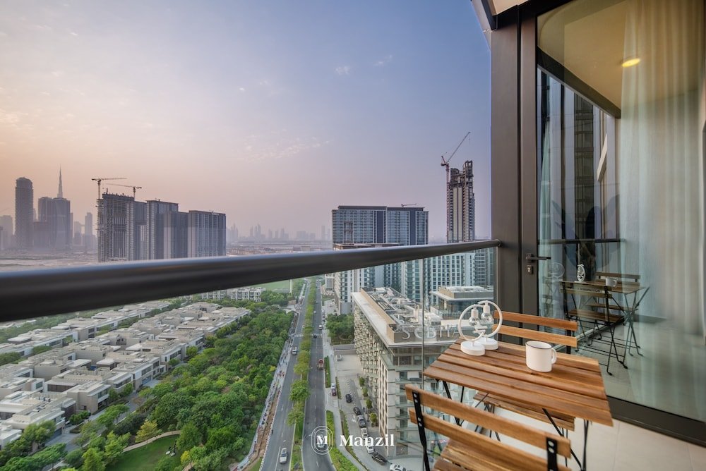 Дубай: Manzil - Sleek 1BR nr Downtown w Burj views