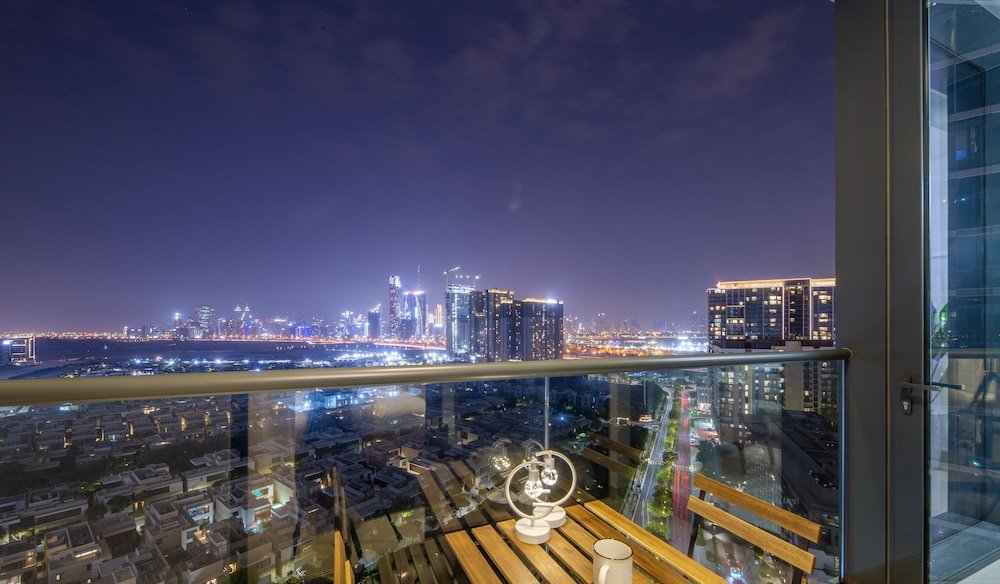Дубай: Manzil - Sleek 1BR nr Downtown w Burj views