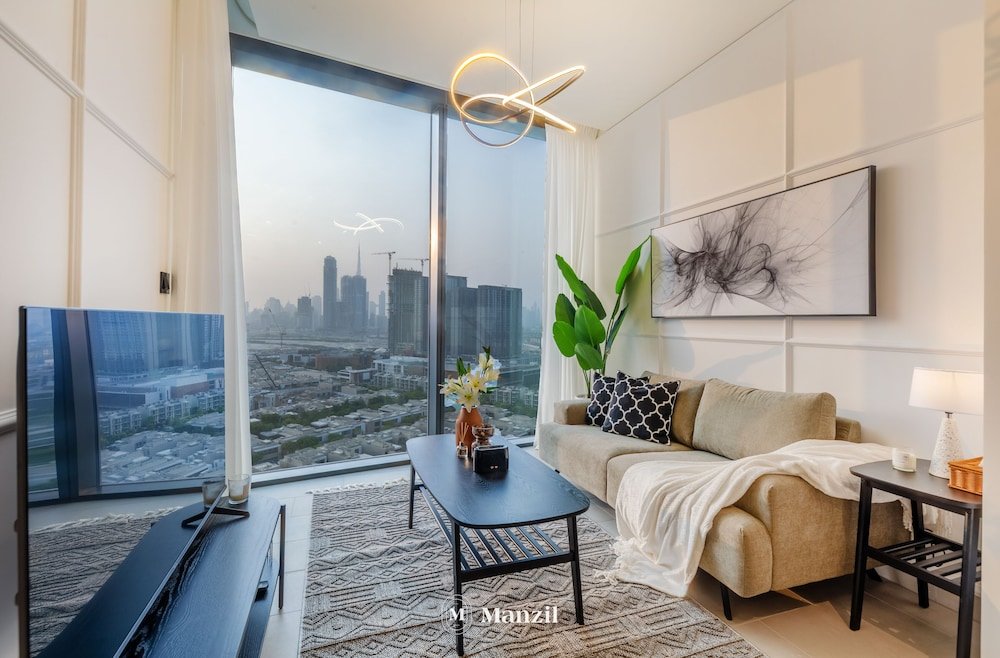 Дубай: Manzil - Sleek 1BR nr Downtown w Burj views