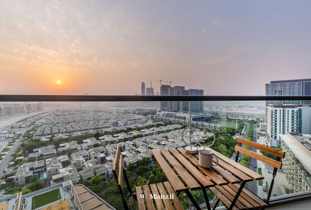 Дубай: Manzil - Sleek 1BR nr Downtown w Burj views