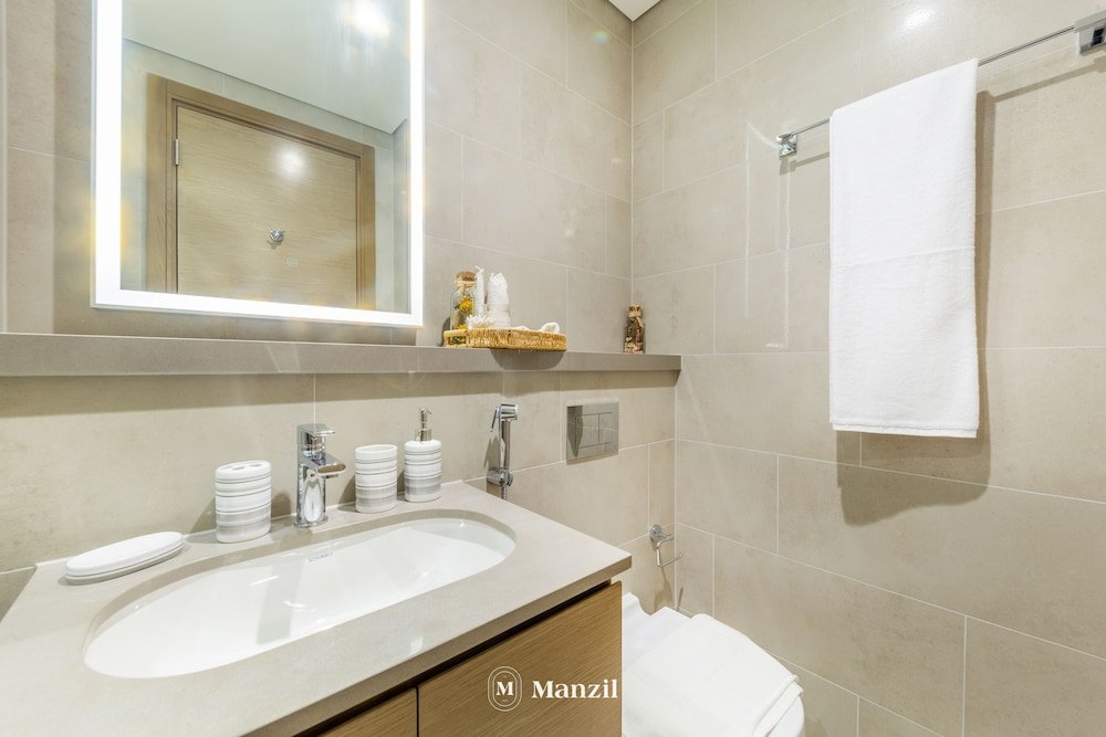 Дубай: Manzil - Sleek 1BR nr Downtown w Burj views