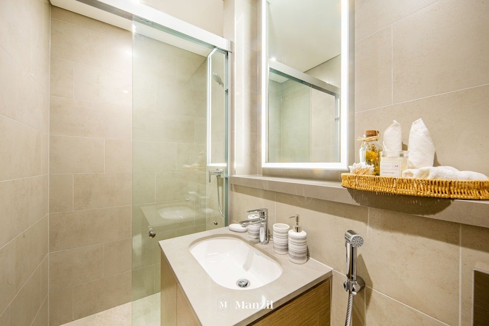 Дубай: Manzil - Sleek 1BR nr Downtown w Burj views