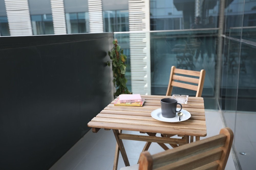 Дубай: Manzil - Sleek 2BR Home w Maids room nr Dubai Mall