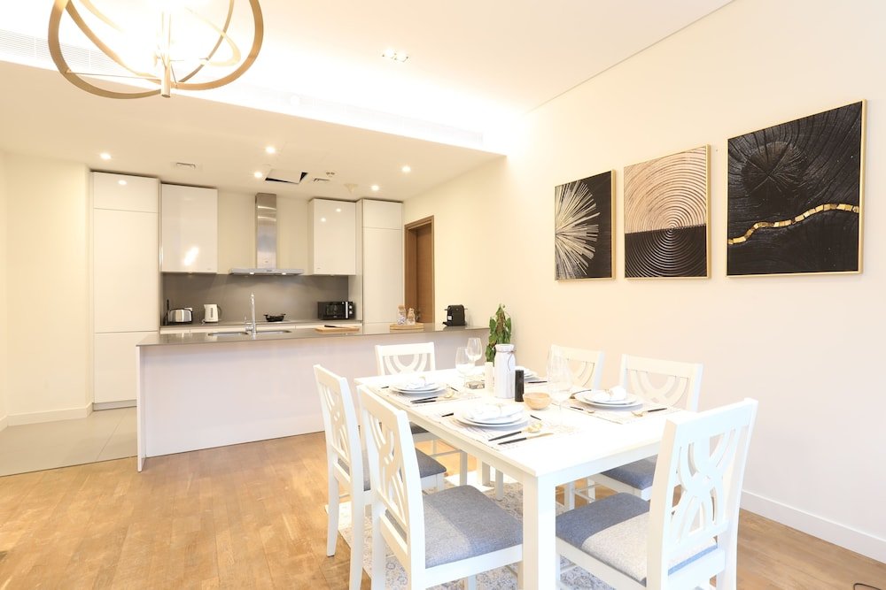 Дубай: Manzil - Sleek 2BR Home w Maids room nr Dubai Mall