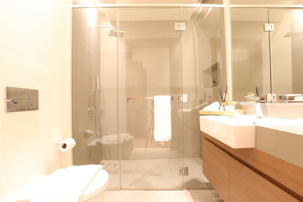 Дубай: Manzil - Sleek 2BR Home w Maids room nr Dubai Mall