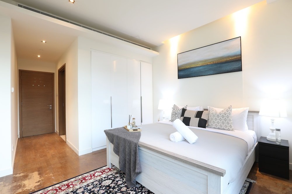 Дубай: Manzil - Sleek 2BR Home w Maids room nr Dubai Mall