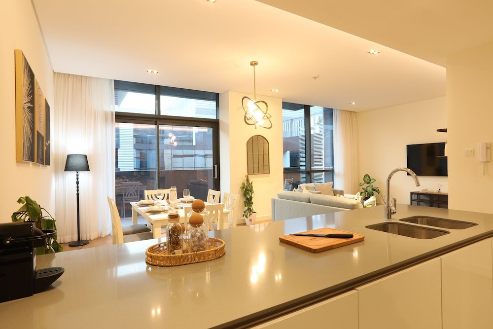 Дубай: Manzil - Sleek 2BR Home w Maids room nr Dubai Mall