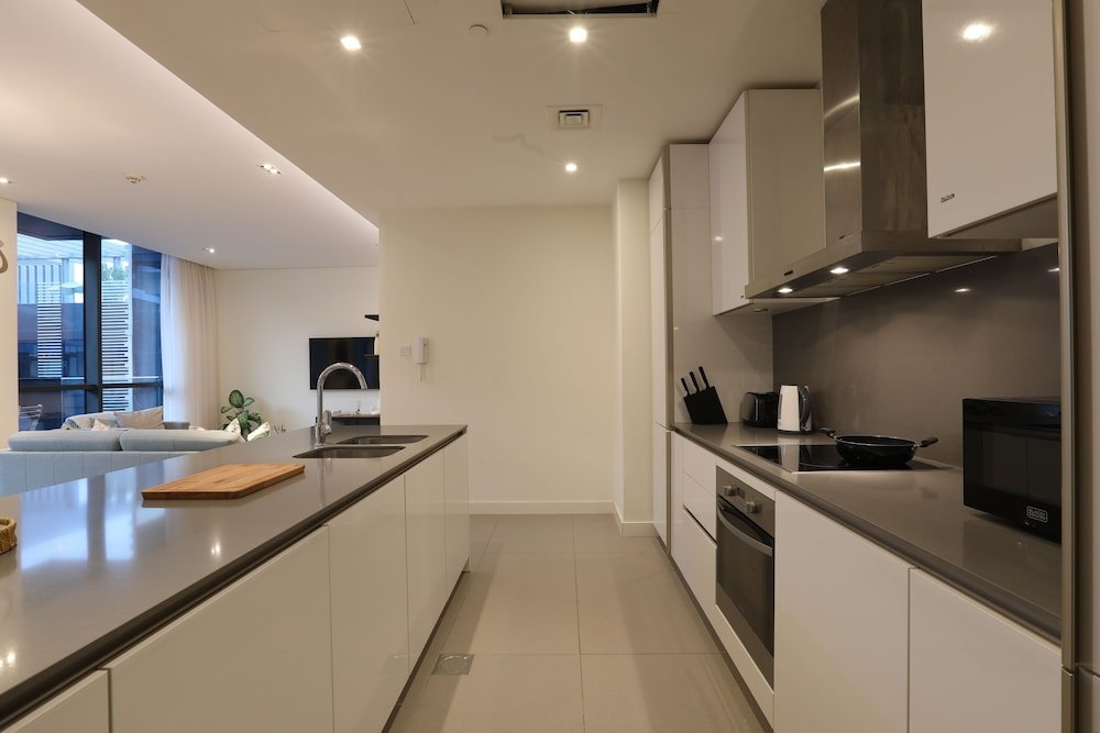 Дубай: Manzil - Sleek 2BR Home w Maids room nr Dubai Mall