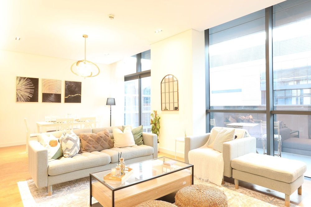 Дубай: Manzil - Sleek 2BR Home w Maids room nr Dubai Mall