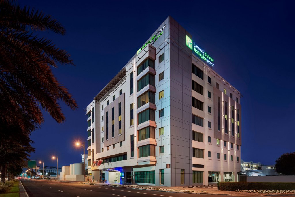 Отель Holiday Inn Express Dubai Jumeirah an IHG Hotel — фото 1