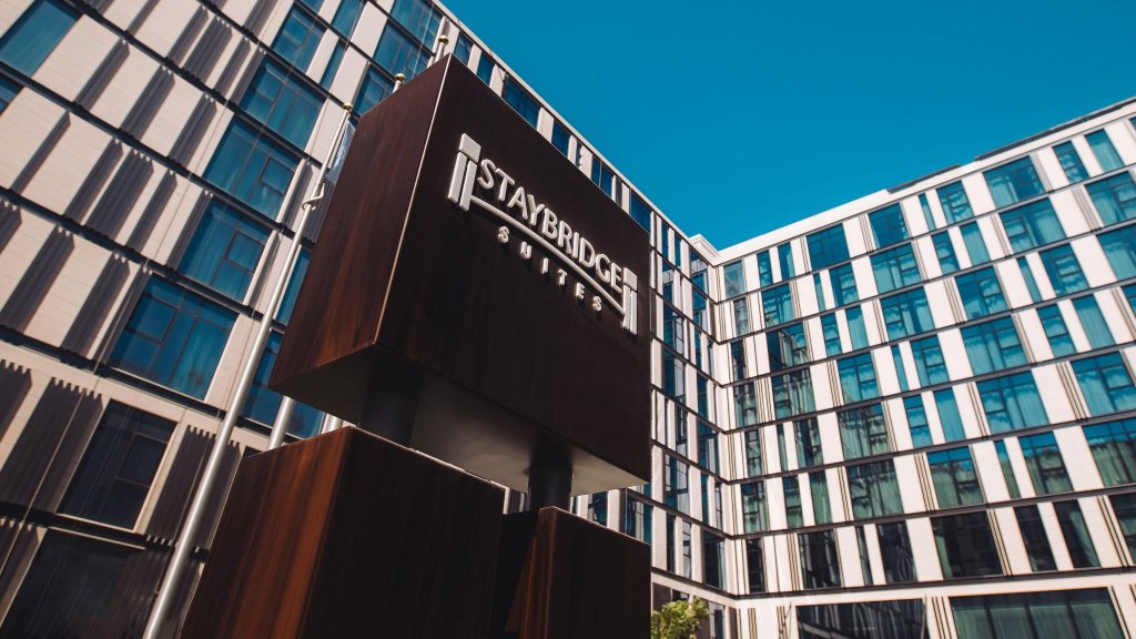Дубай: Отель Staybridge Suites Dubai Al-Maktoum Airport, an IHG Hotel