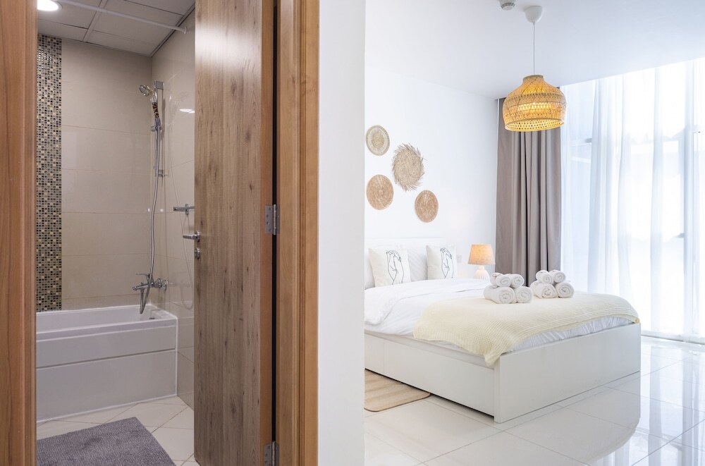 Дубай: Waves - Charming Apt With Balcony, Minutes From The Beach