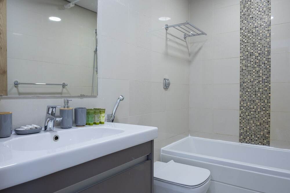 Дубай: Waves - Charming Apt With Balcony, Minutes From The Beach