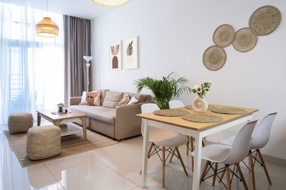 Дубай: Waves - Charming Apt With Balcony, Minutes From The Beach