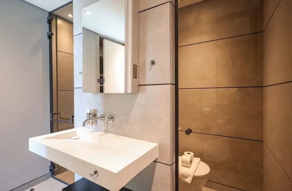 Дубай: Elite LUX Holiday Homes - Luxurious 1BR Suite in Signature Livings JVC - Dubai