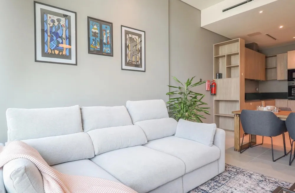 Дубай: Elite LUX Holiday Homes - Luxurious 1BR Suite in Signature Livings JVC - Dubai