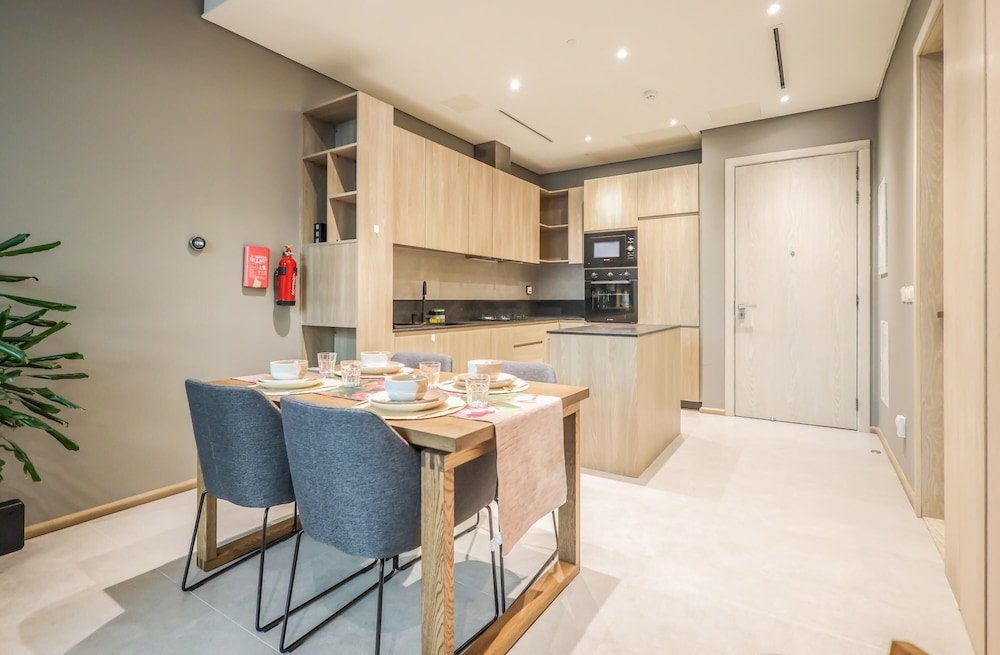 Дубай: Elite LUX Holiday Homes - Luxurious 1BR Suite in Signature Livings JVC - Dubai