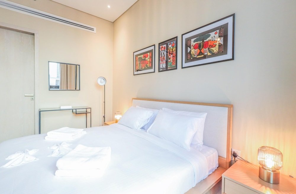 Дубай: Elite LUX Holiday Homes - Luxurious 1BR Suite in Signature Livings JVC - Dubai