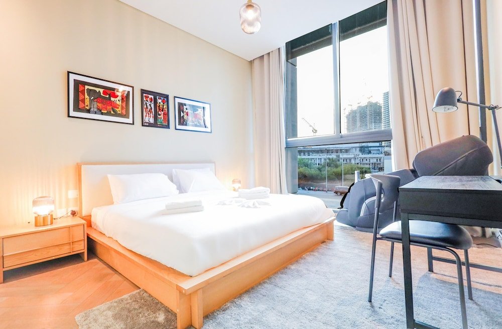 Дубай: Elite LUX Holiday Homes - Luxurious 1BR Suite in Signature Livings JVC - Dubai