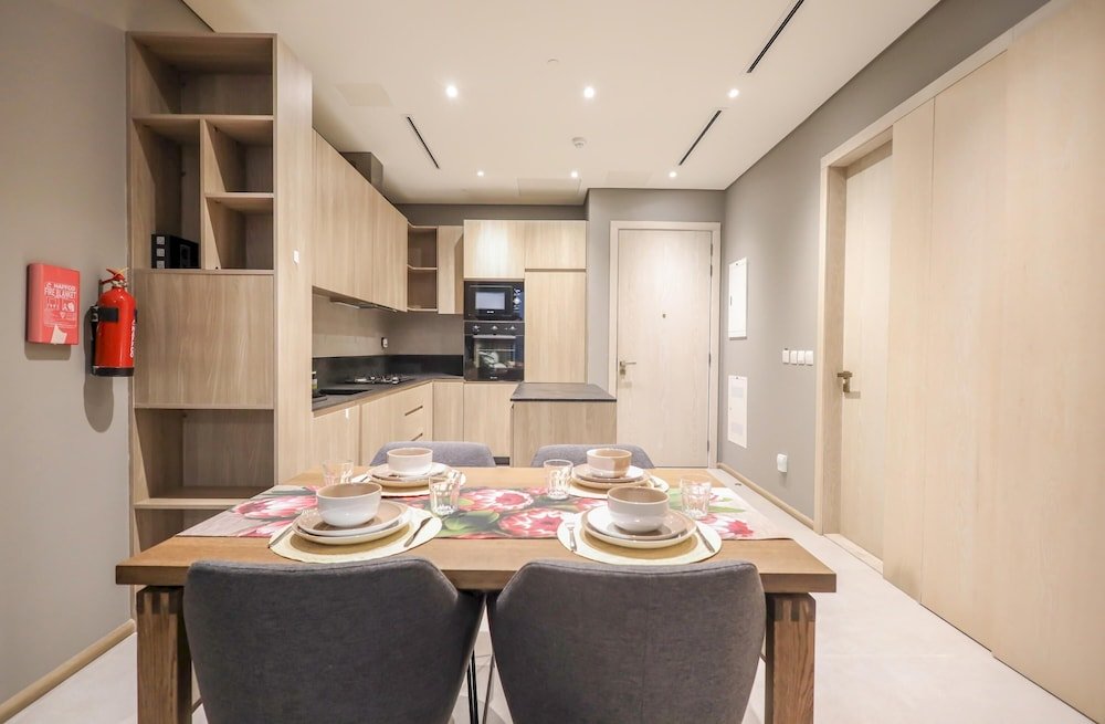 Дубай: Elite LUX Holiday Homes - Luxurious 1BR Suite in Signature Livings JVC - Dubai