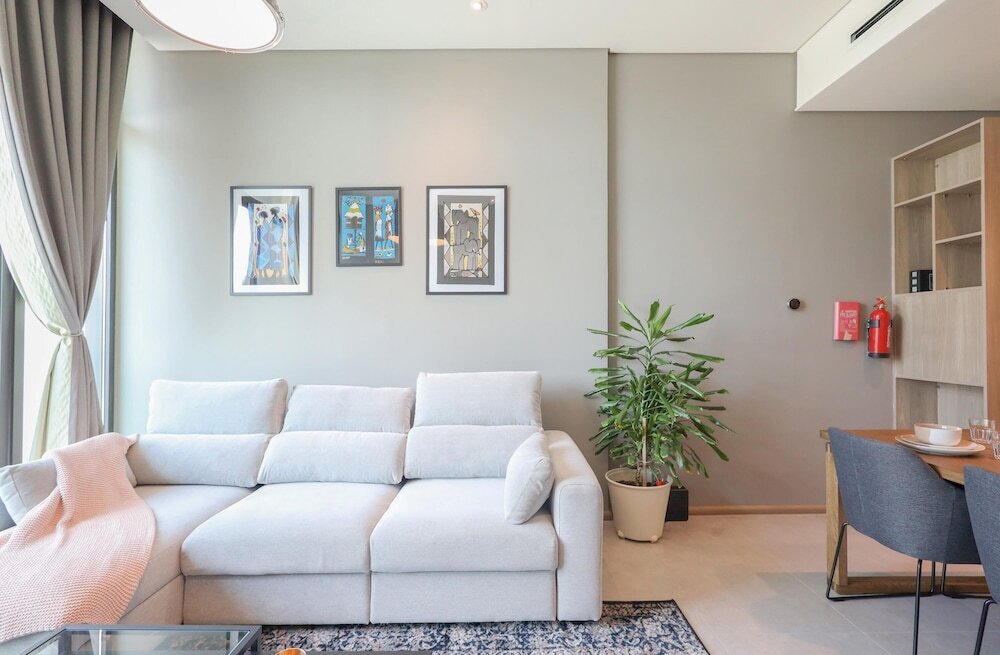 Дубай: Elite LUX Holiday Homes - Luxurious 1BR Suite in Signature Livings JVC - Dubai