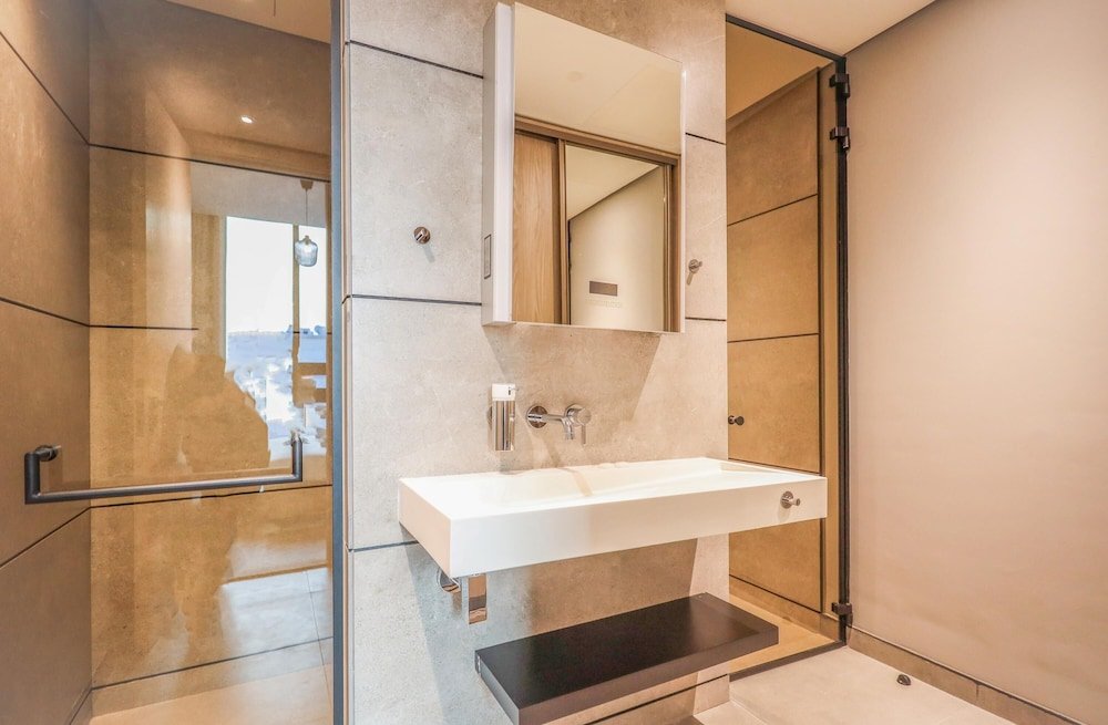 Дубай: Elite LUX Holiday Homes - Luxurious 1BR Suite in Signature Livings JVC - Dubai