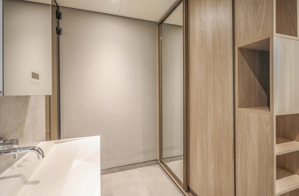 Дубай: Elite LUX Holiday Homes - Luxurious 1BR Suite in Signature Livings JVC - Dubai