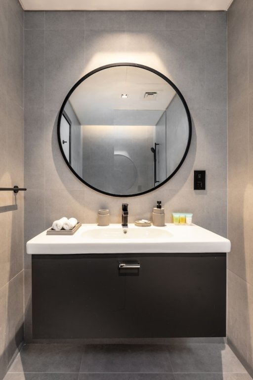 Дубай: Waves - Serene Waterfront Elegance: 2BR Haven in Business Bay