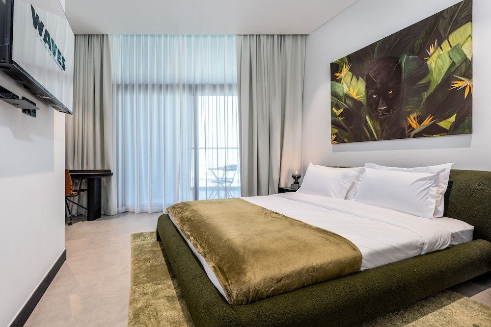 Дубай: Waves - Serene Waterfront Elegance: 2BR Haven in Business Bay
