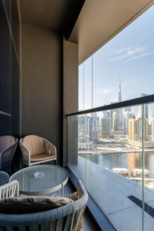 Дубай: Waves - Serene Waterfront Elegance: 2BR Haven in Business Bay