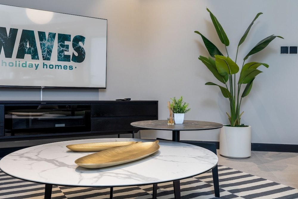 Дубай: Waves - Serene Waterfront Elegance: 2BR Haven in Business Bay
