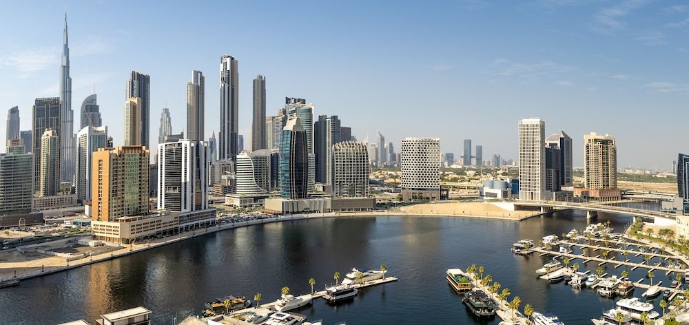 Дубай: Waves - Serene Waterfront Elegance: 2BR Haven in Business Bay