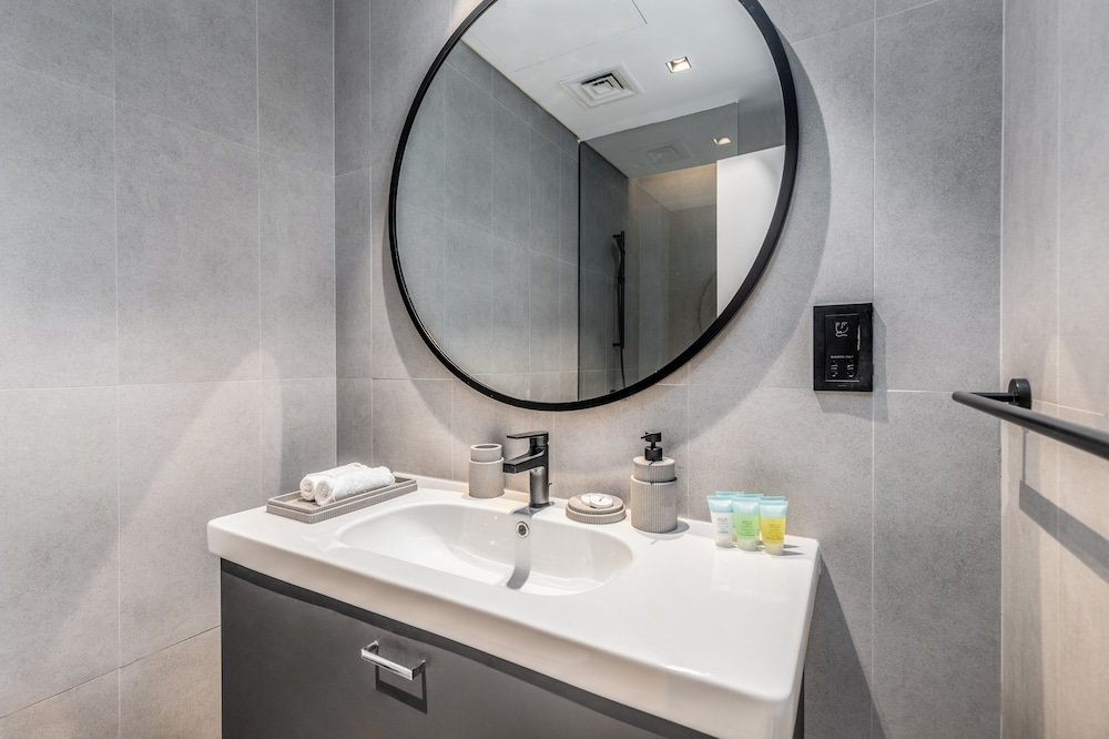 Дубай: Waves - Serene Waterfront Elegance: 2BR Haven in Business Bay