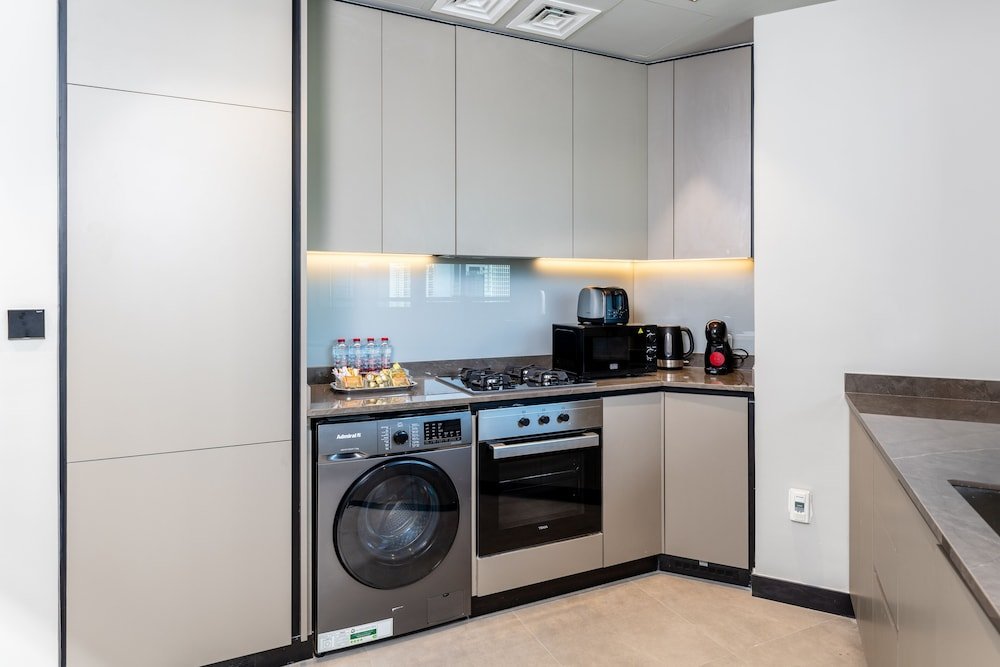 Дубай: Waves - Serene Waterfront Elegance: 2BR Haven in Business Bay
