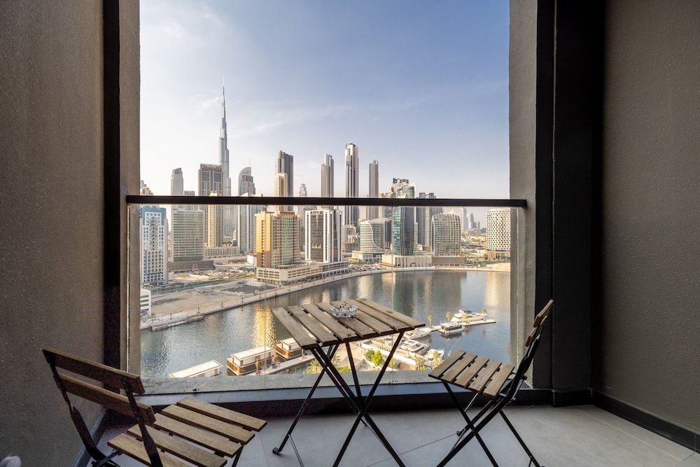 Дубай: Waves - Urban Retreat Waterfront Elegance at 15 Northside