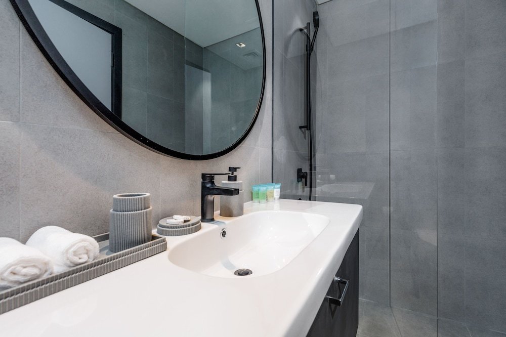 Дубай: Waves - Urban Retreat Waterfront Elegance at 15 Northside