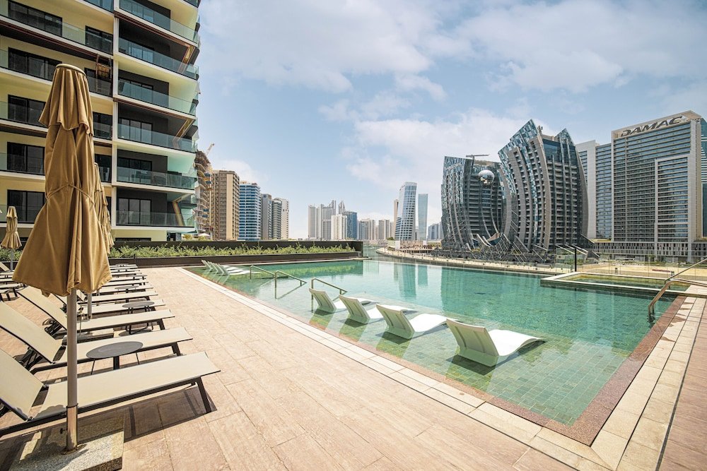 Дубай: Waves - Urban Retreat Waterfront Elegance at 15 Northside