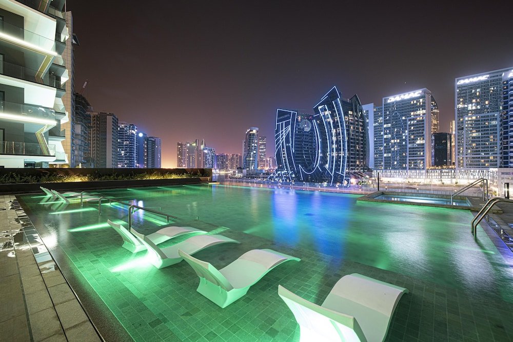 Дубай: Waves - Urban Retreat Waterfront Elegance at 15 Northside