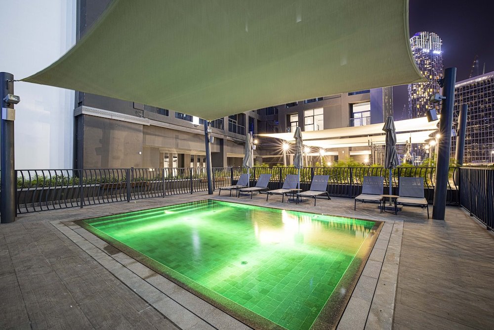 Дубай: Waves - Urban Retreat Waterfront Elegance at 15 Northside