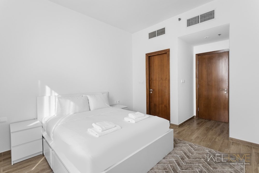 Дубай: WelHome - Stunning 3BR Apartment with Balcony and Canal View