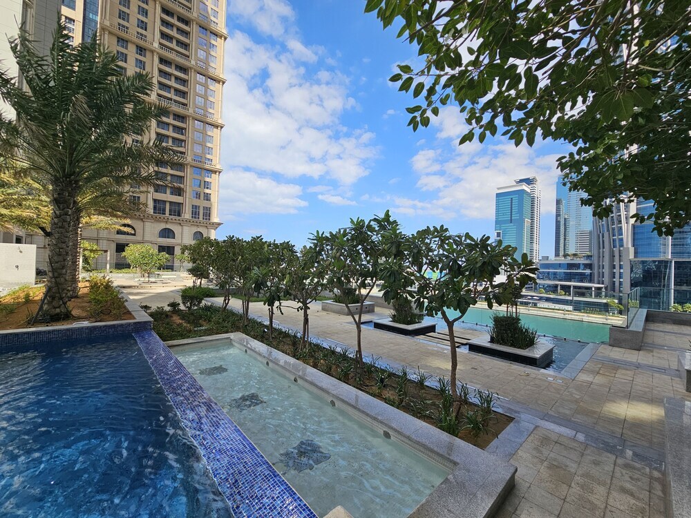 Дубай: WelHome - Stunning 3BR Apartment with Balcony and Canal View