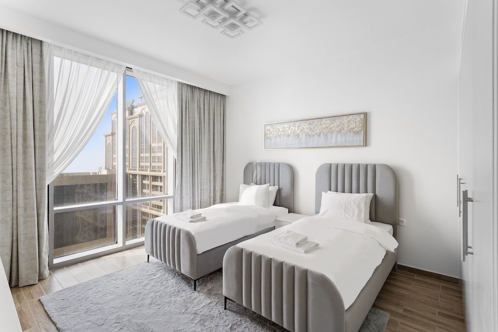 Дубай: WelHome - Stunning 3BR Apartment with Balcony and Canal View