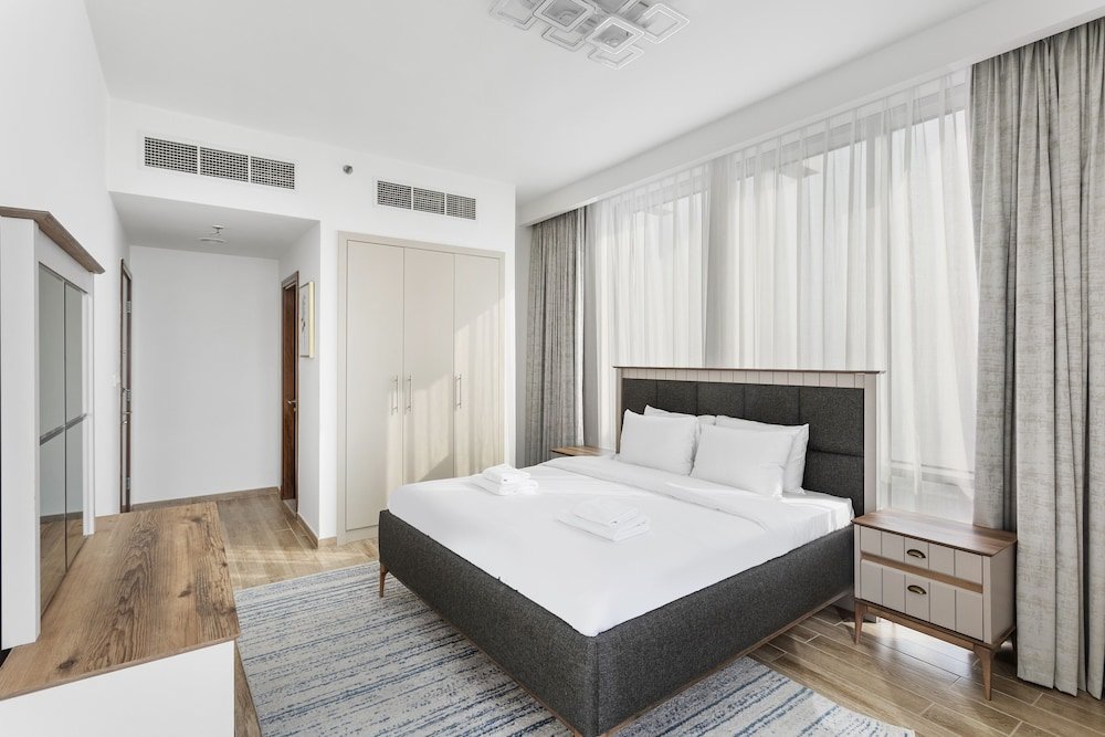 Дубай: WelHome - Stunning 3BR Apartment with Balcony and Canal View