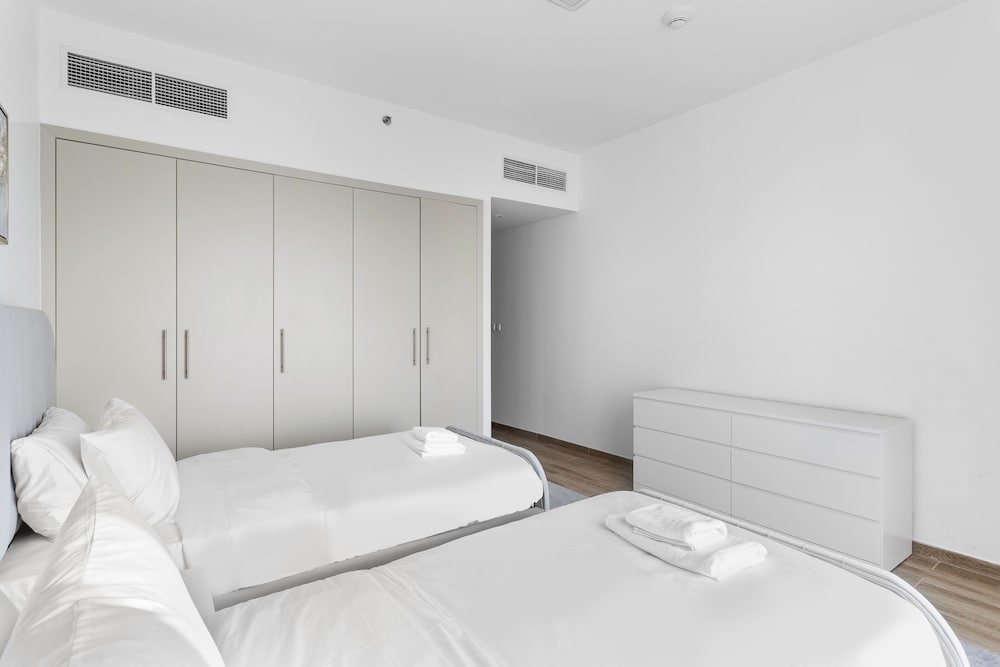 Дубай: WelHome - Stunning 3BR Apartment with Balcony and Canal View