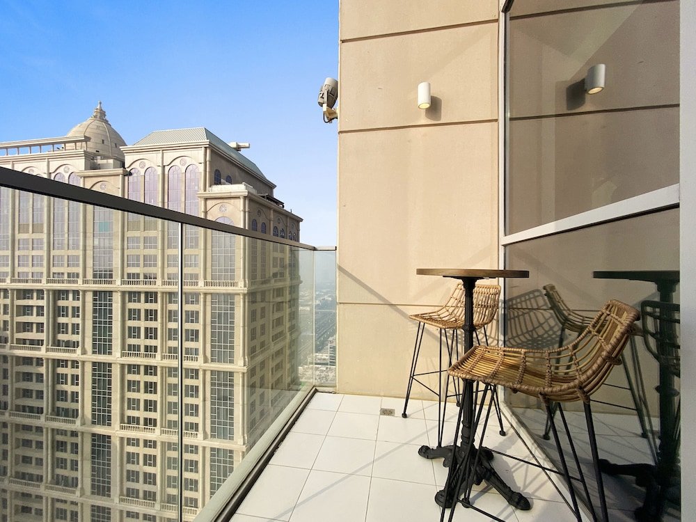 Дубай: WelHome - Stunning 3BR Apartment with Balcony and Canal View