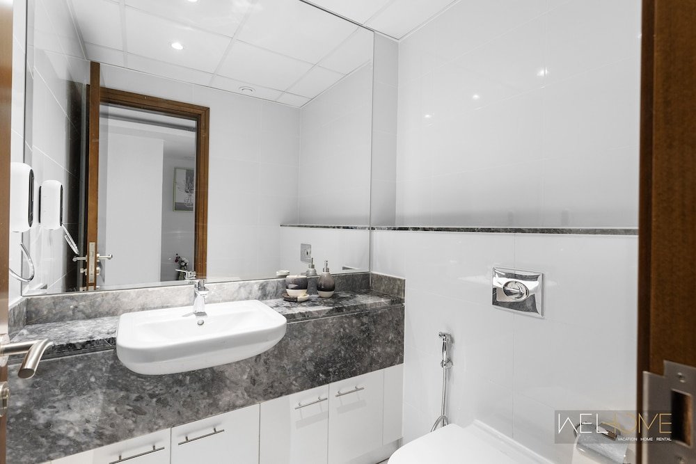 Дубай: WelHome - Stunning 3BR Apartment with Balcony and Canal View